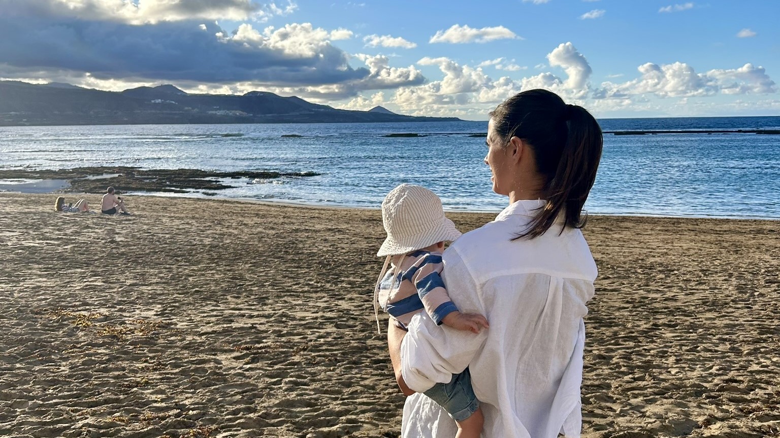 Kanaren Ausflüge mit Baby, Mama mit Baby am Stadtstrand Playa de Las Canteras in Las Palmas de Gran Canria