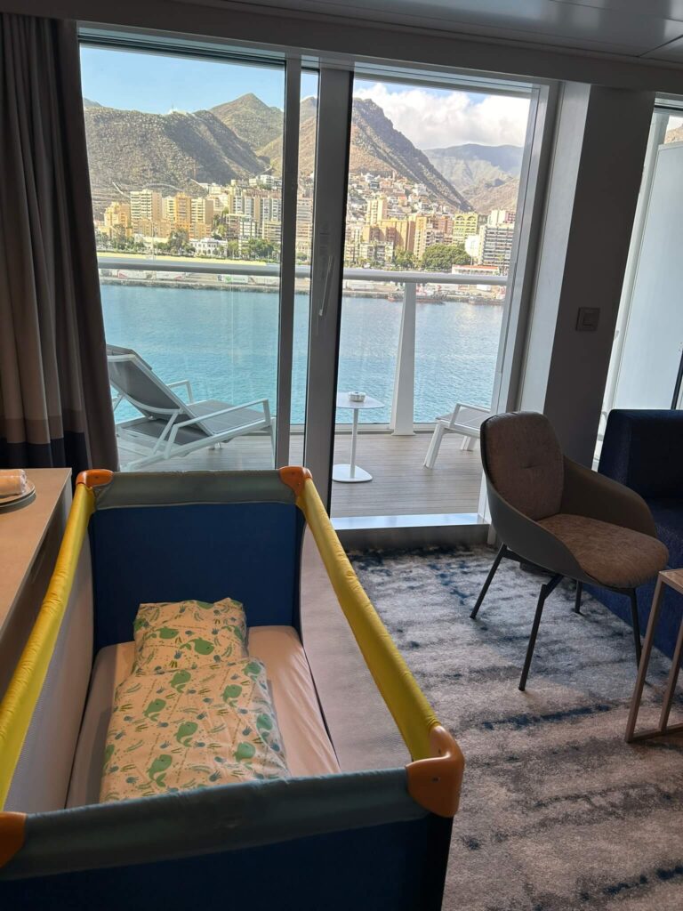 Babybett in der Kabine der Mein Schiff Relax bei einer Kanaren Kreuzfahrt