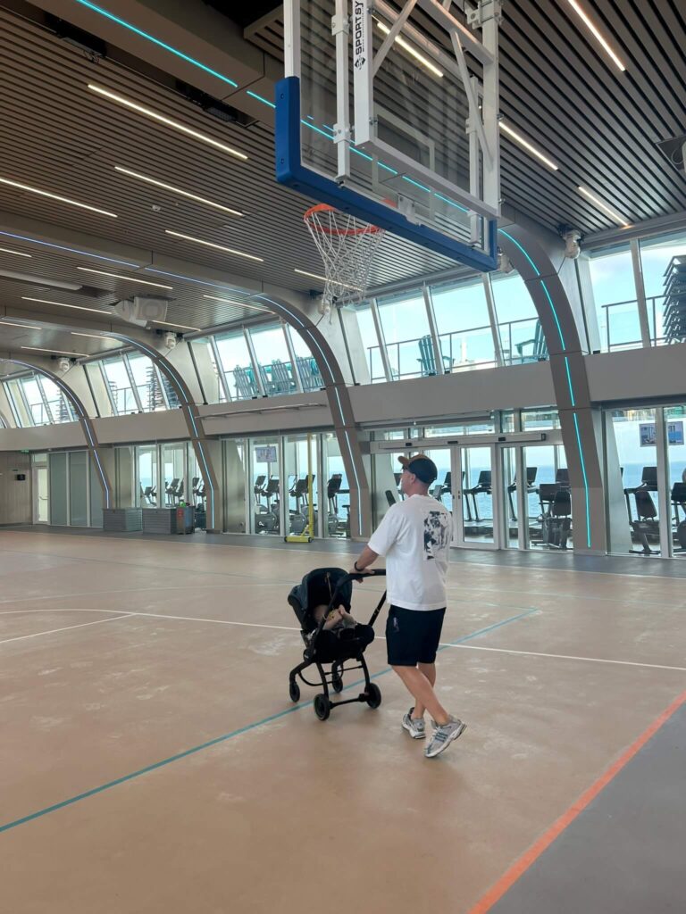 Papa und Baby im Kinderwagen in der Sport Arena der Mein Schiff Relax, Kreuzfahrt