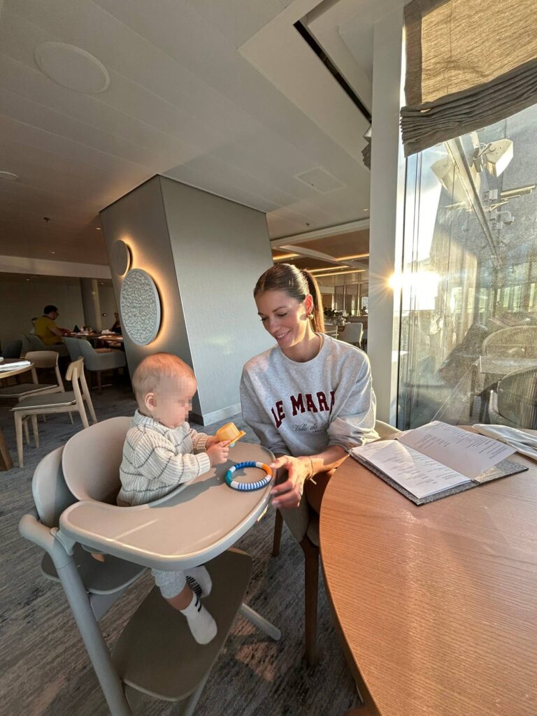 Mama und Baby im Hochstuhl beim Essen im X-Coast auf Kreuzfahrt mit der Mein Schiff Relax
