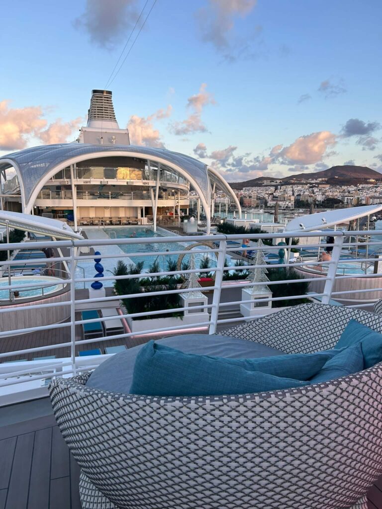 Ausblick über den Pool Bereich der Mein Schiff Relax