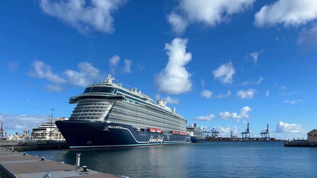 Die neue Mein Schiff Relax im Hafen von Gran Canaria
