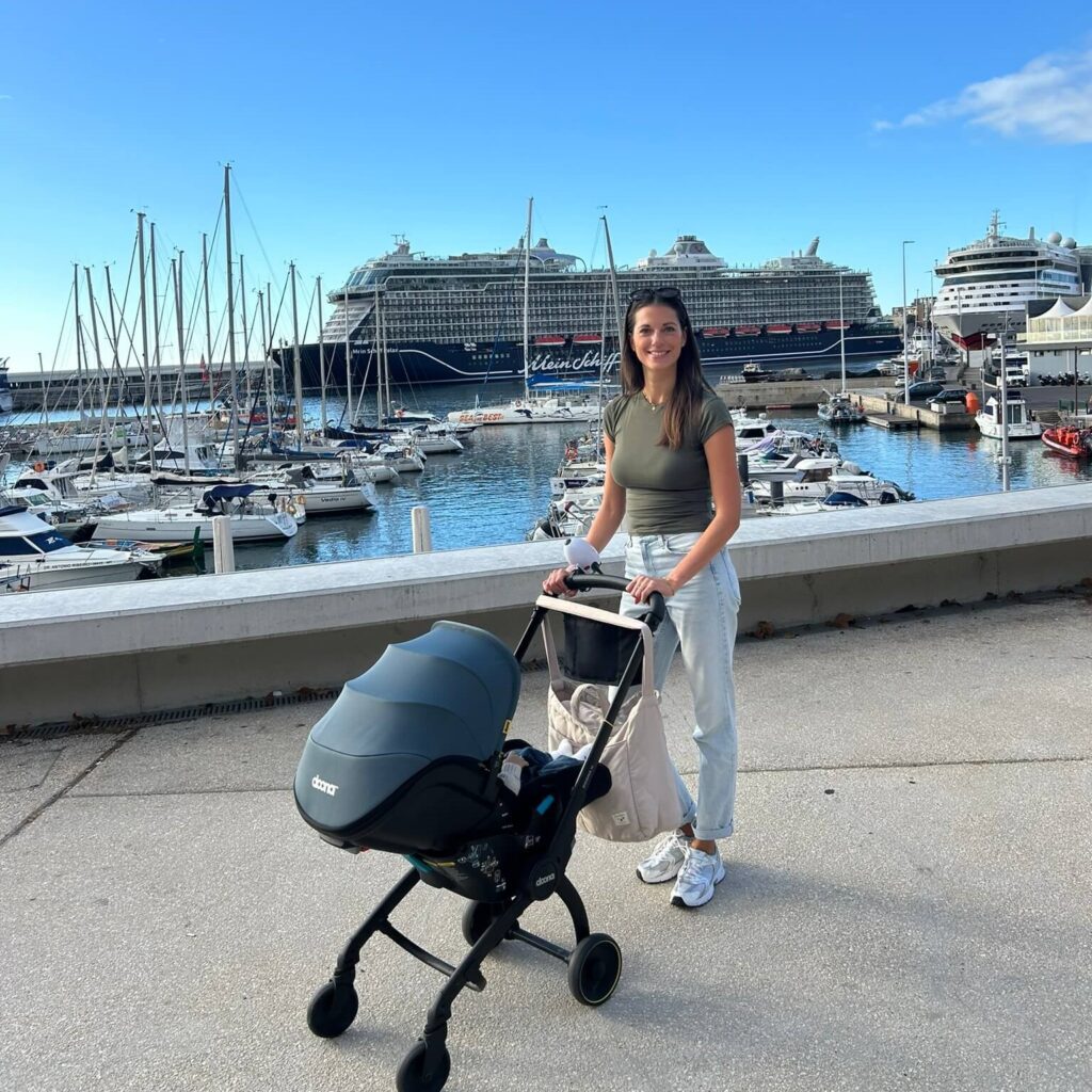 Mama und Baby im Kinderwagen Doona X im Hafen von Madeira vor der Mein Schiff Relax