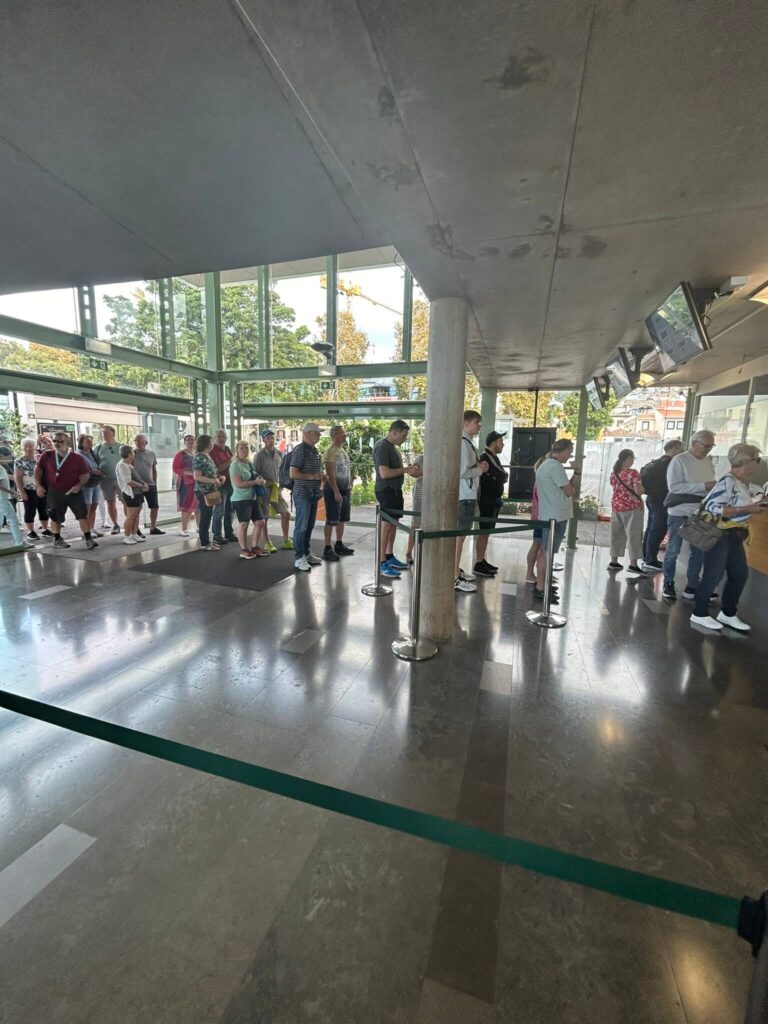 Madeira Funchal Seilbahn Schlange an Kasse, Kreuzfahrt