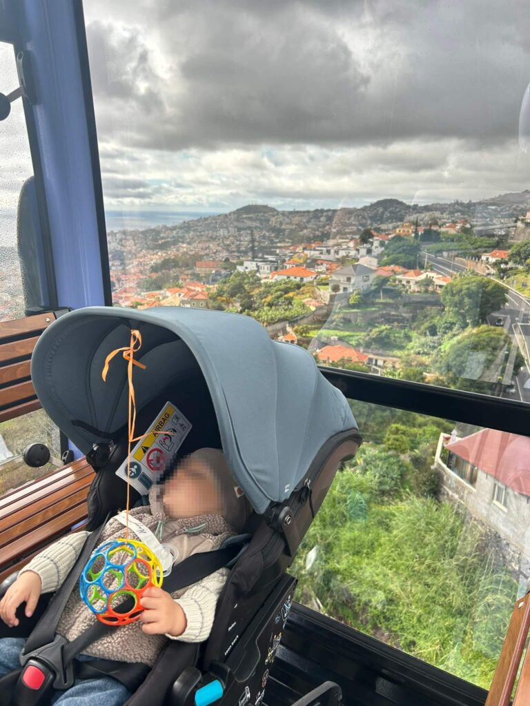 Kanaren Ausflüge mit Baby, Baby im Kinderwagen in der Seilbahn auf Funchal Madeira