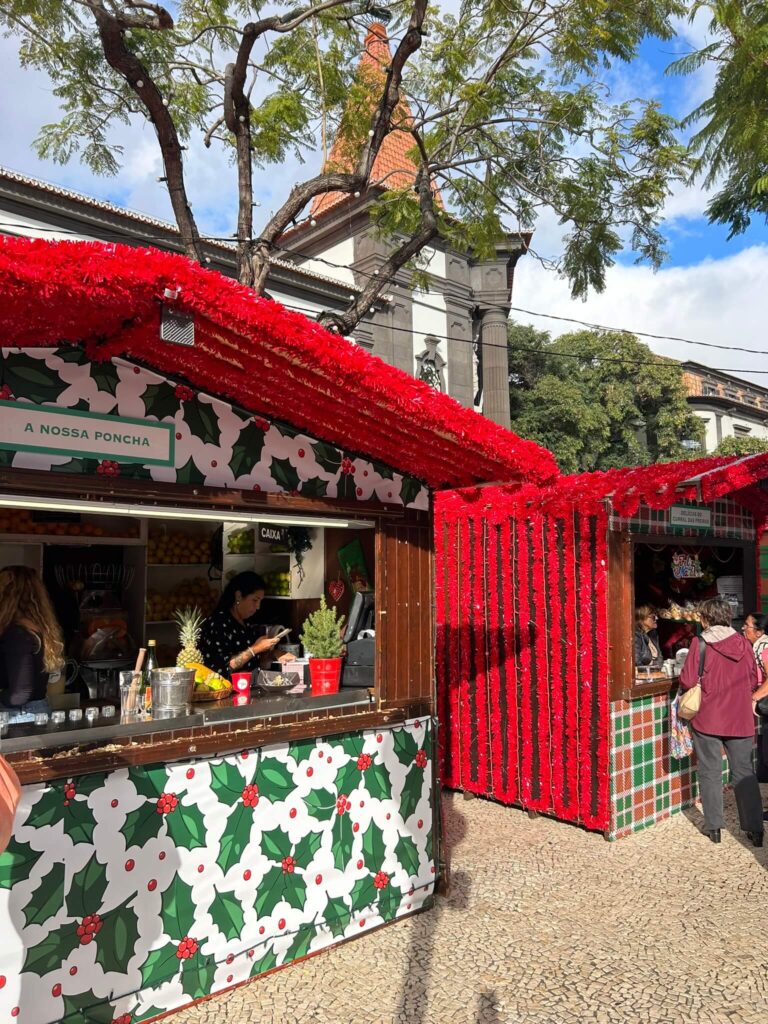 Weihnachtsmarkt auf der Avenida Arriaga in Funchal Madeira