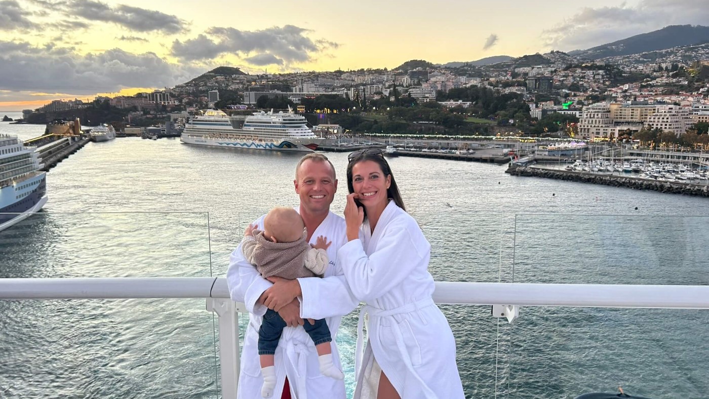 Familie mit Baby an der Reling bei Kanaren Kreuzfahrt mit Baby auf der Mein Schiff Relax auf dem X-Sonnendeck