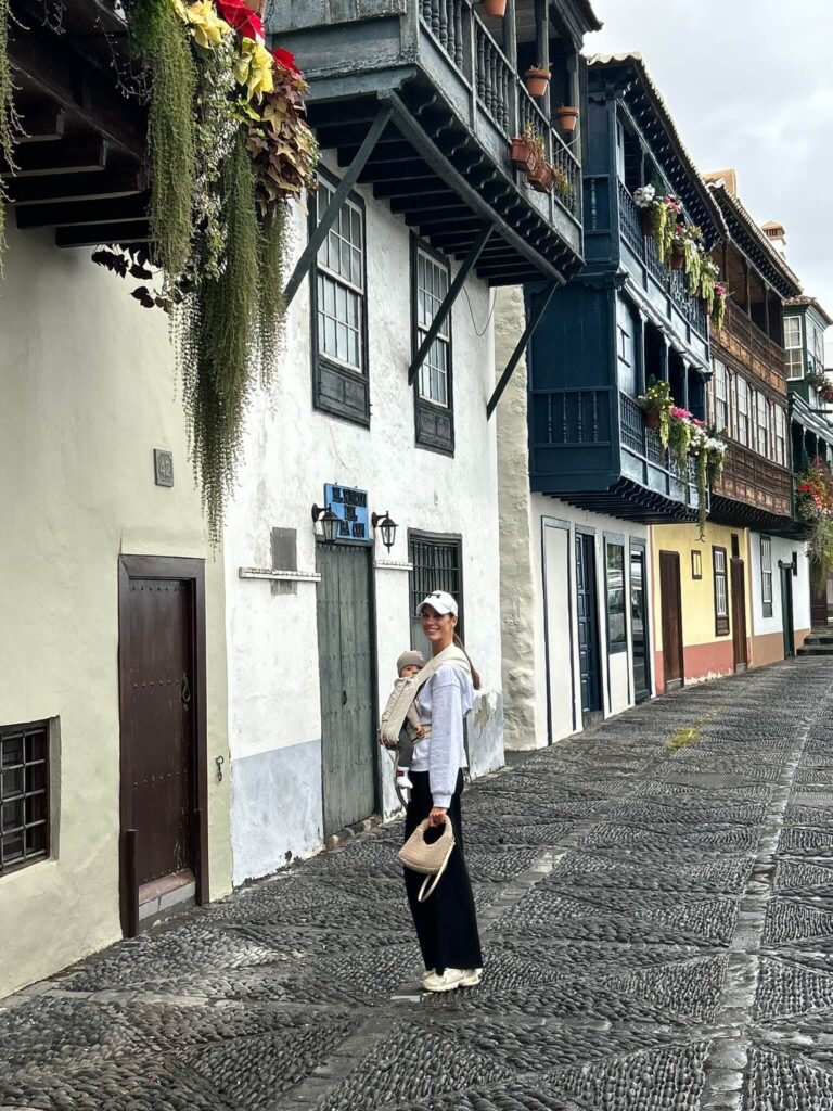 Mama mit Baby in Trage bei den Balkonen auf La Palma
