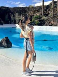 Mama und Reisebloggerin mit Baby in Trage am Pool von Jameos del Agua auf Lanzarote