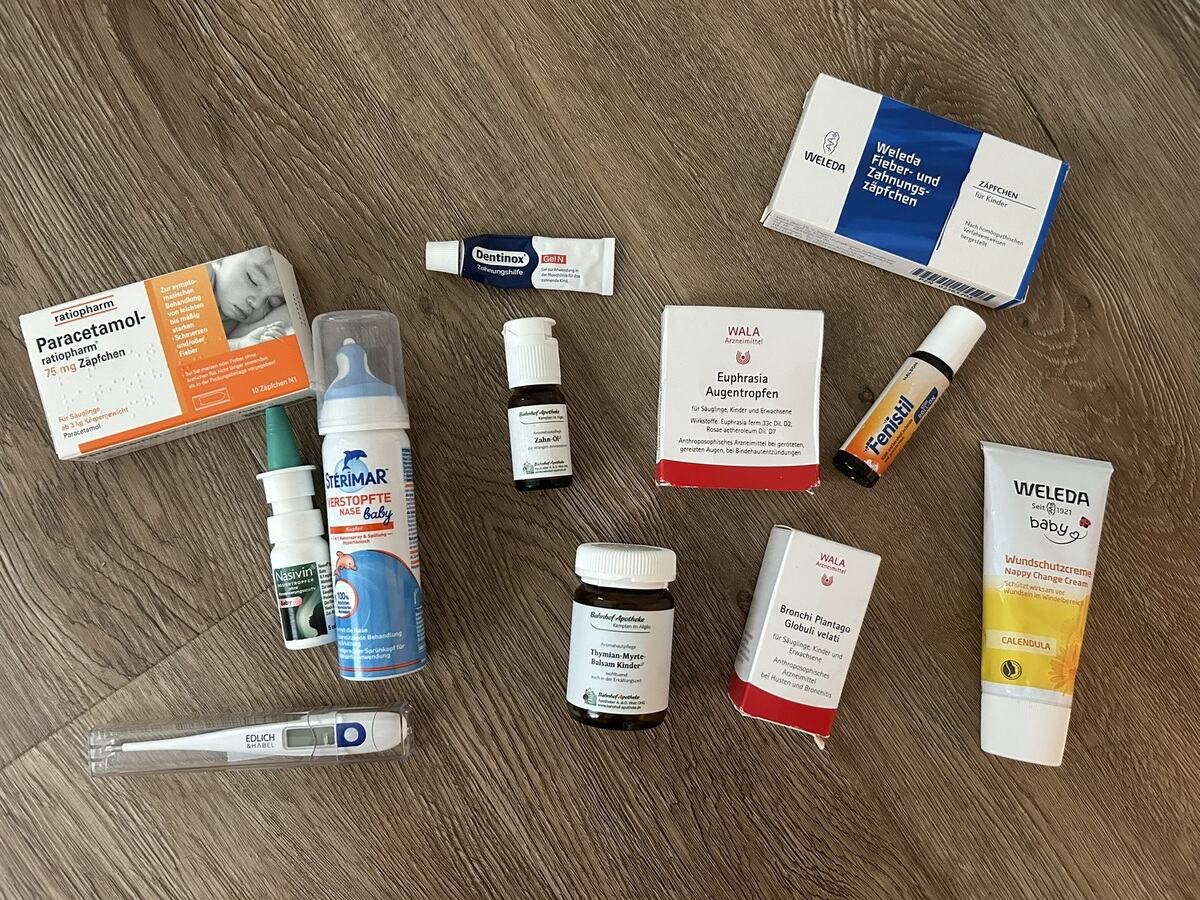Reiseapotheke für Urlaub mit Baby übersichtlich gepackt
