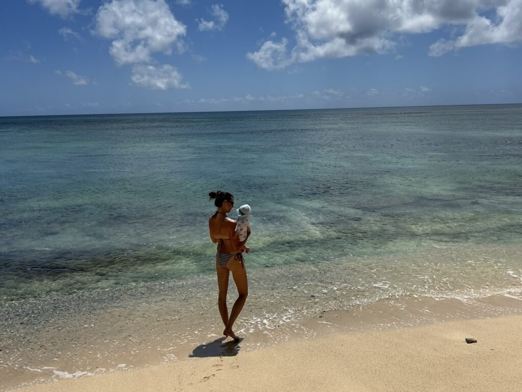 Mama und Baby am Strand von Mauritius, erster Urlaub