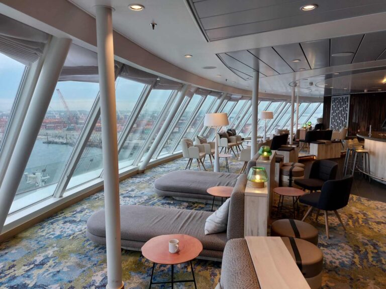 Himmel und Meer Lounge auf der Mein Schiff 6, Seetag auf Kreuzfahrt