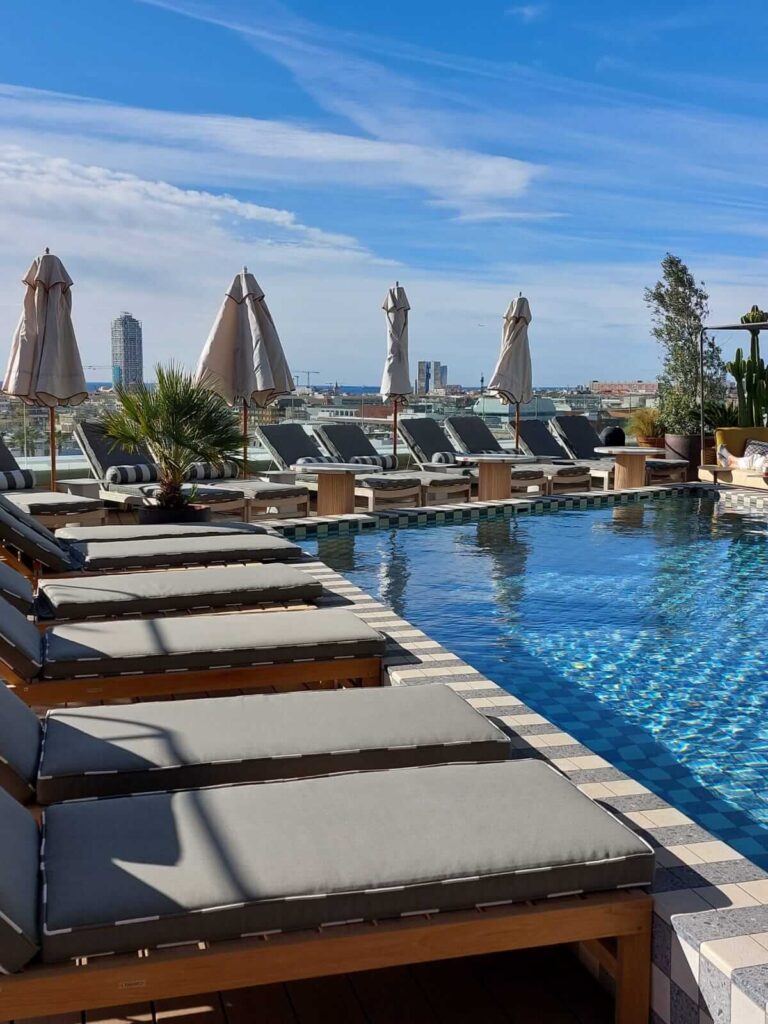 The Hoxton Poblenou Barcelona - Hotel Review - Dachterrasse mit Pool