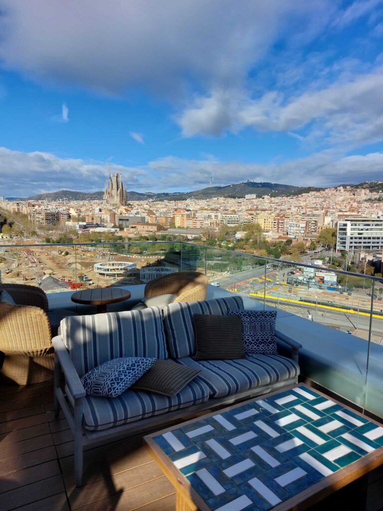 The Hoxton Poblenou Barcelona - Hotel Review - Ausblick Dachterrasse auf Sagrada Familia