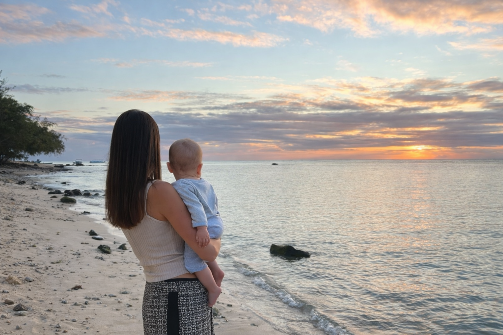 Reise mit Baby - Mama und Baby am Strand Mauritius