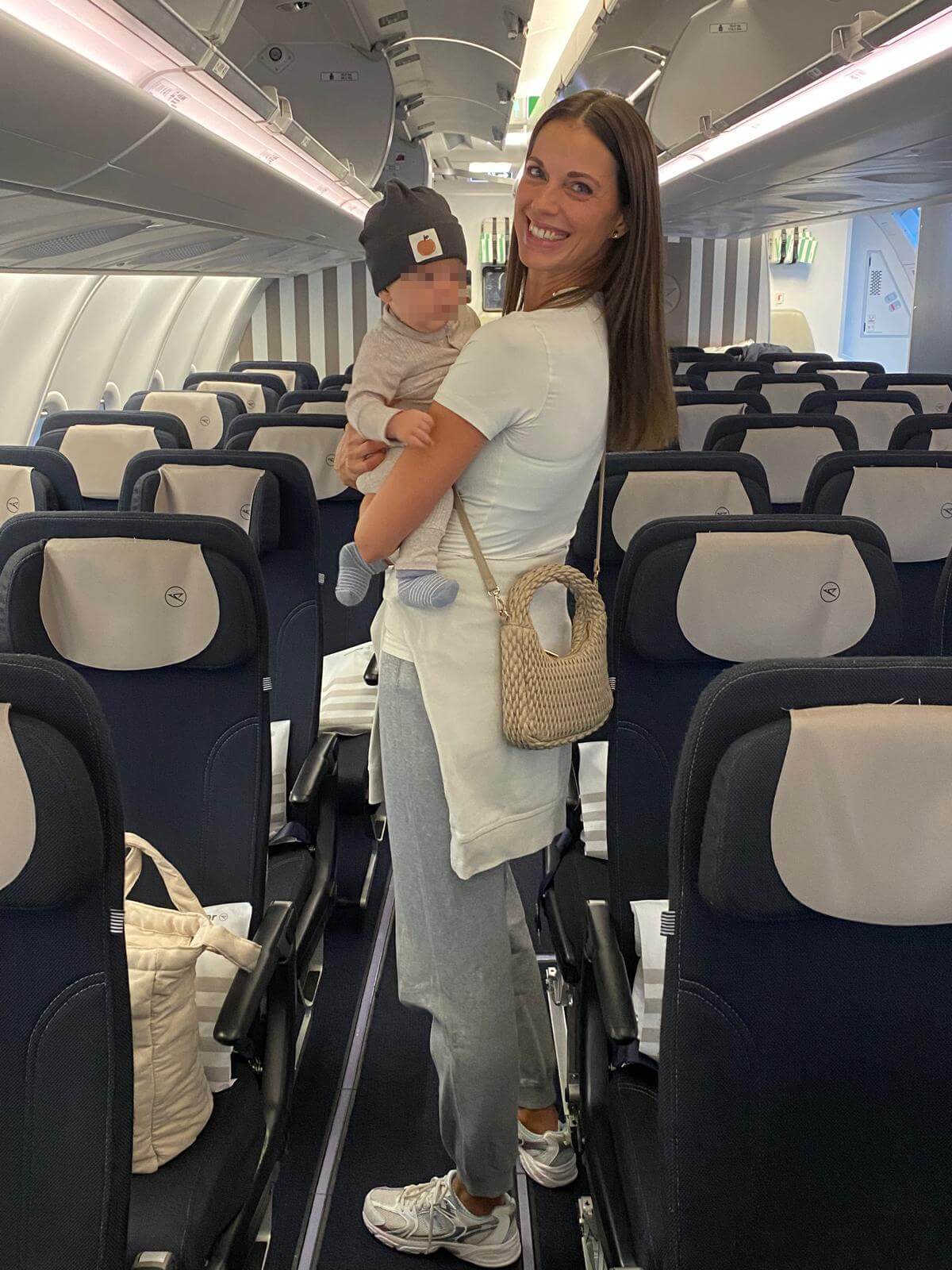 Baby und Mama im Flugzeug - erster Urlaub mit Baby