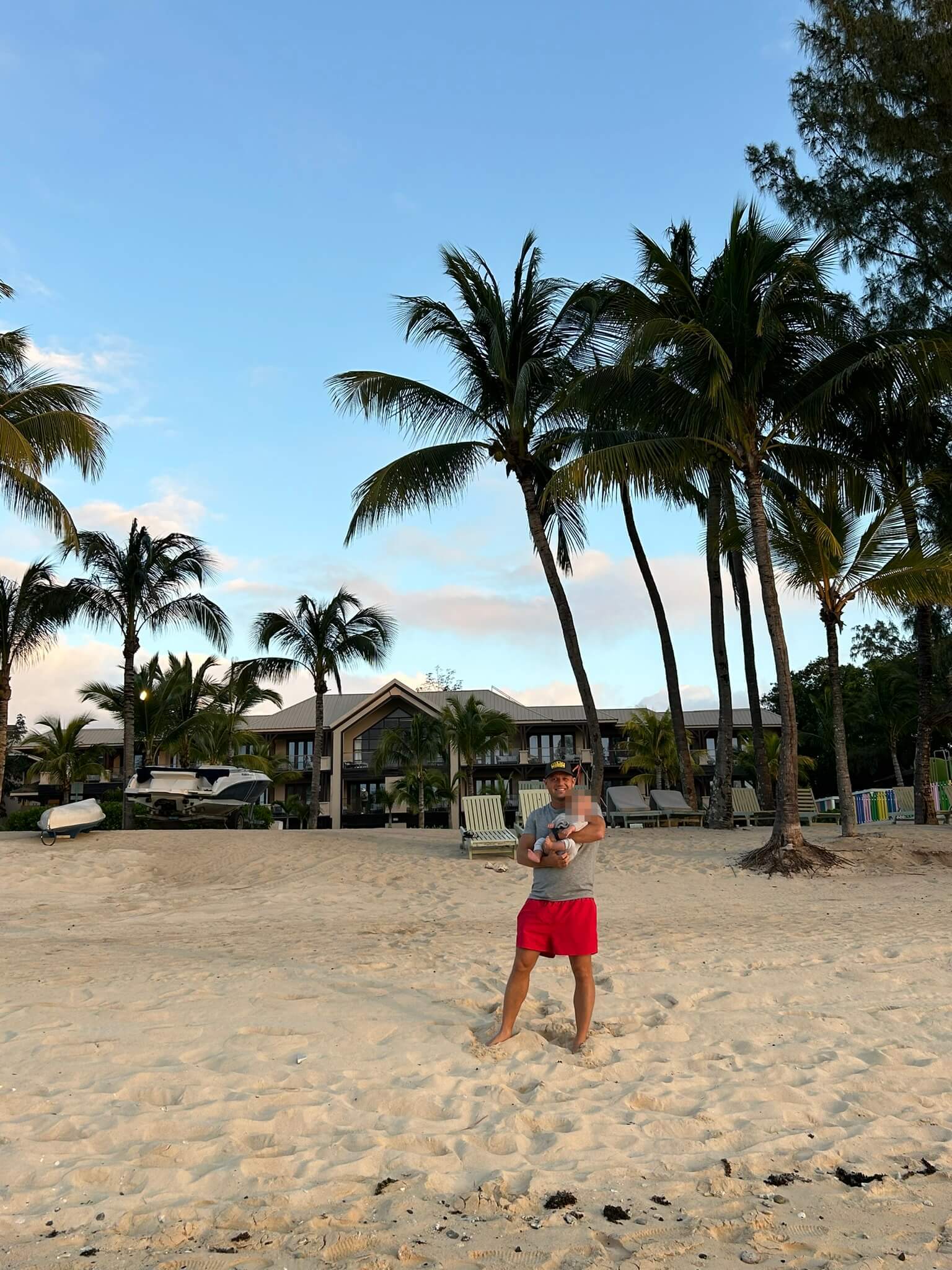 Erste Flugreise mit Baby - Papa und Baby am Strand Mauritius