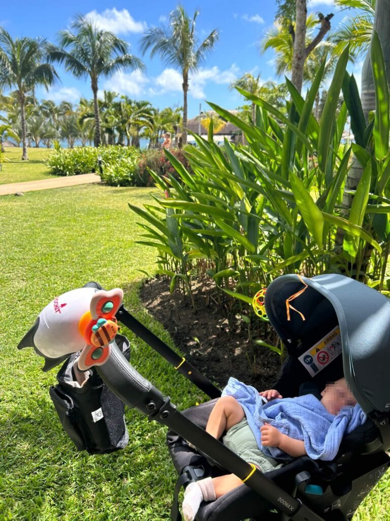 Baby im Kinderwagen Doona X im Urlaub auf Mauritius