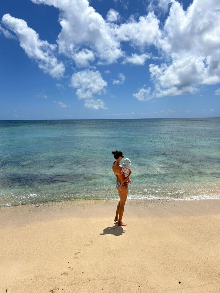 Baby und Mama am Strand von Mauritius -Flugreise mit Baby