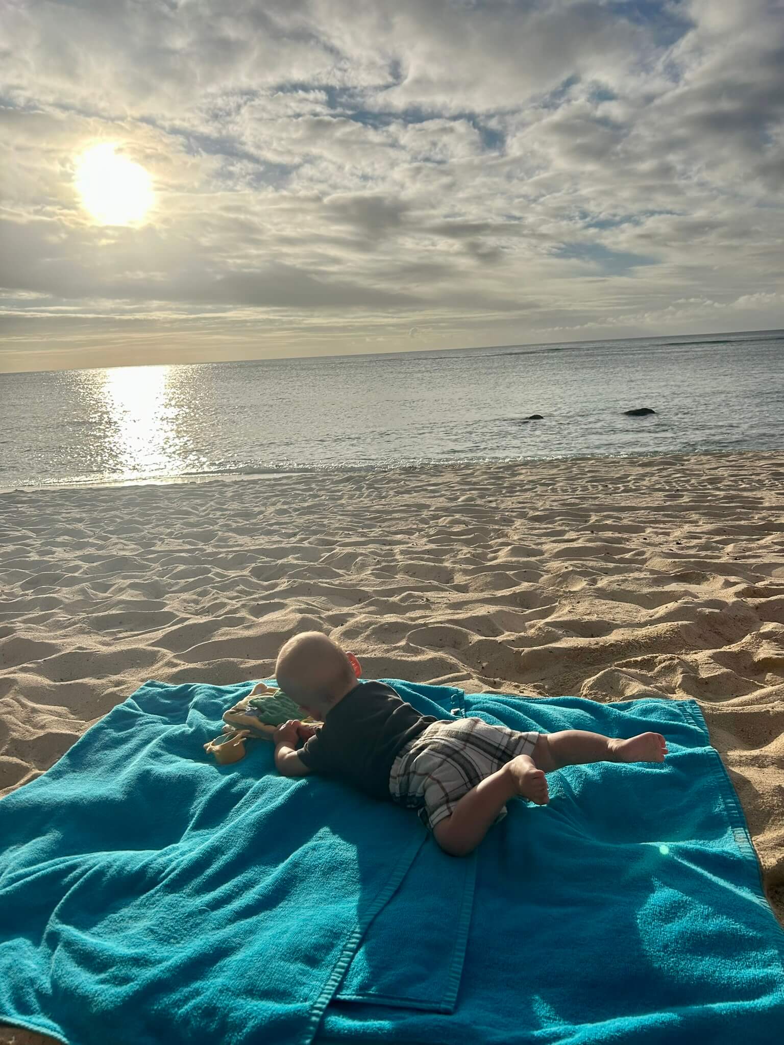 Baby auf Decke am Strand - Fernreise Mauritius mit Baby