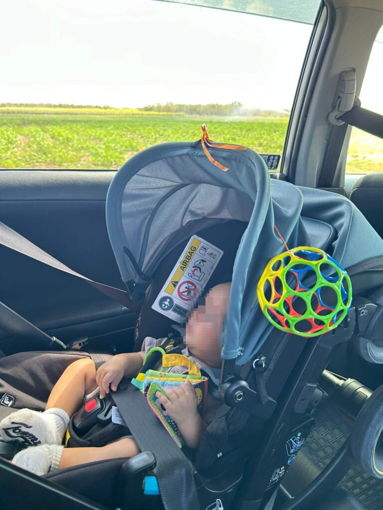 Baby im Taxi im Doona X - erster Urlaub mit Baby