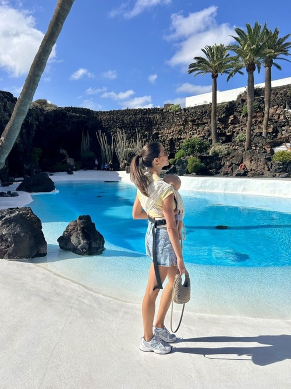 Reisebloggerin und Mama mit Baby in Trage auf Lanzarote, Jameos del Agua