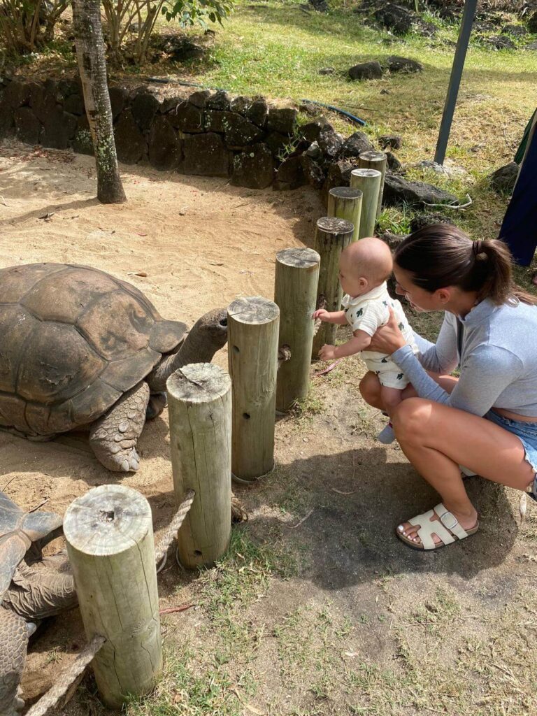 Baby und Mama mit Riesenschildkröte - erste Fernreise mit Baby