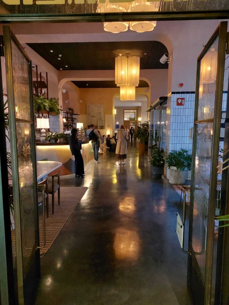 The Hoxton Poblenou Barcelona - Hotel Review - Lobby mit Bar