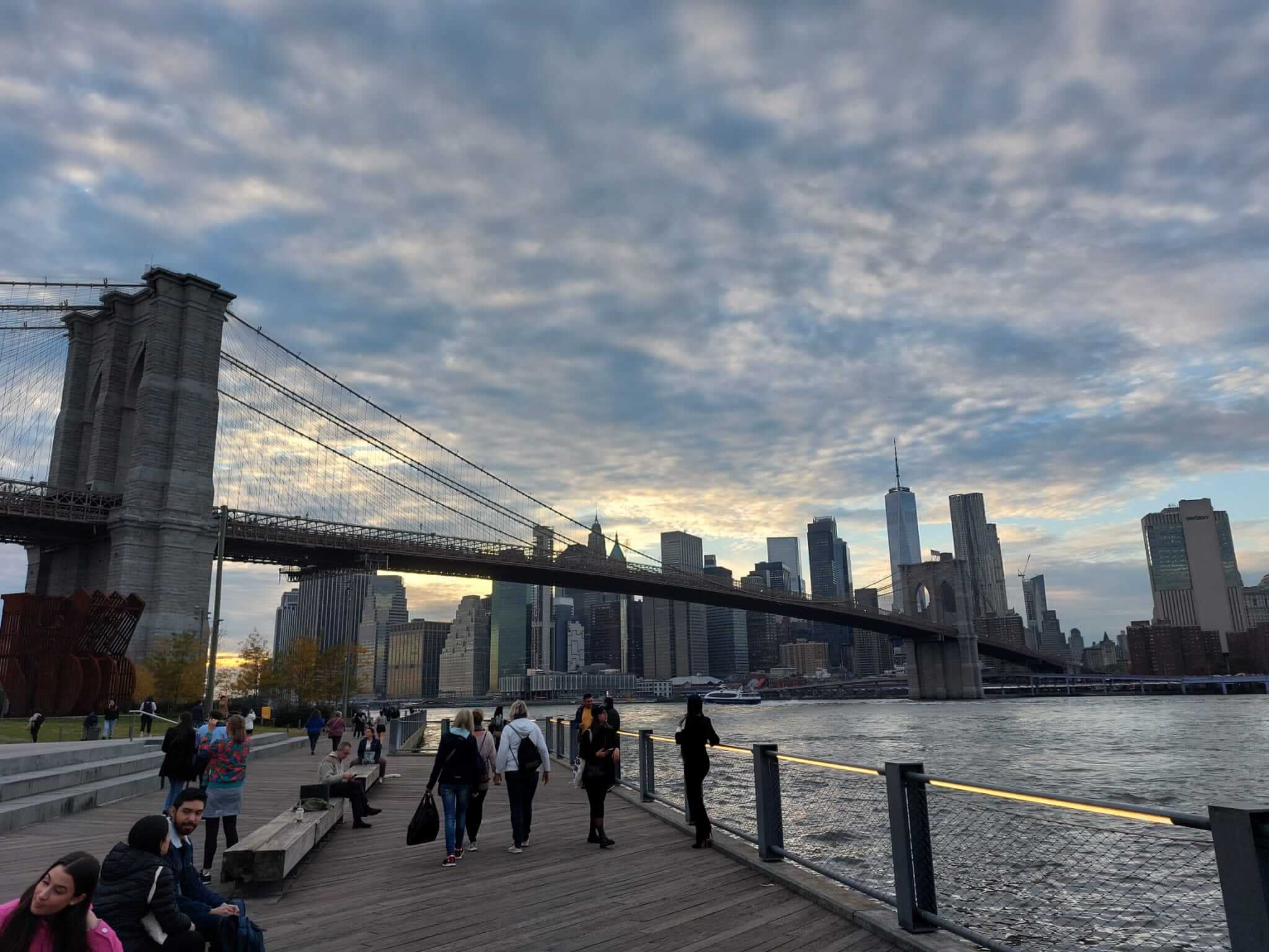 3 Günstige Hotels in New York: Skyline mit Manhattan Bridge