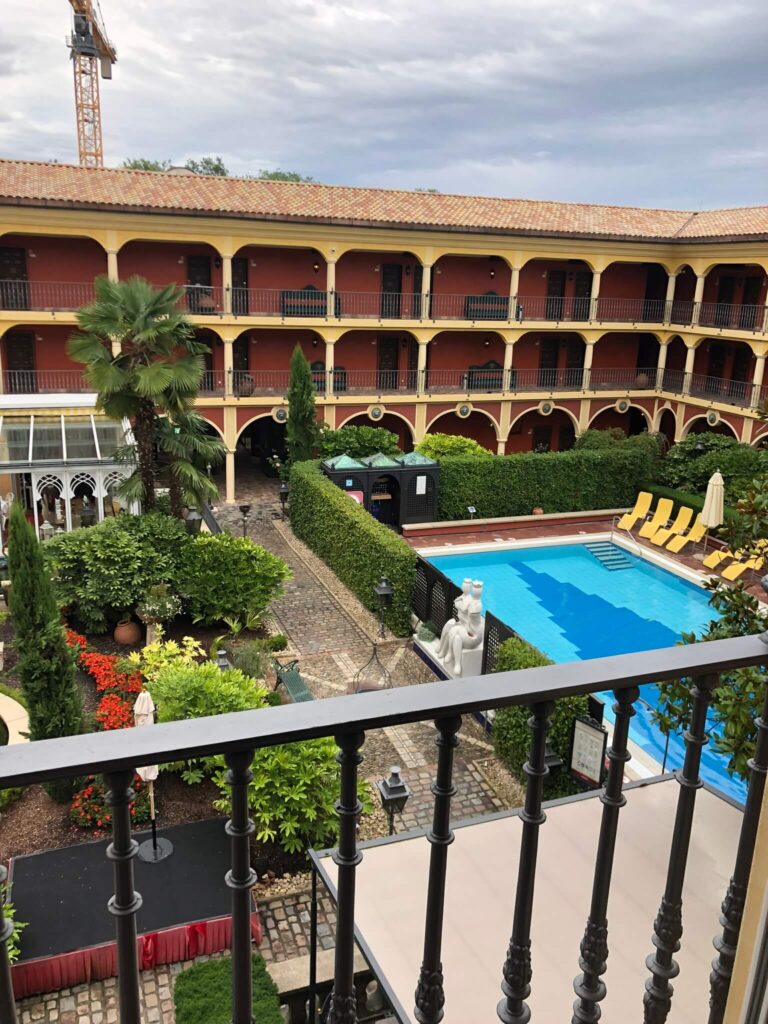 Hotel El Andaluz Europa-Park Innenhof mit Pool