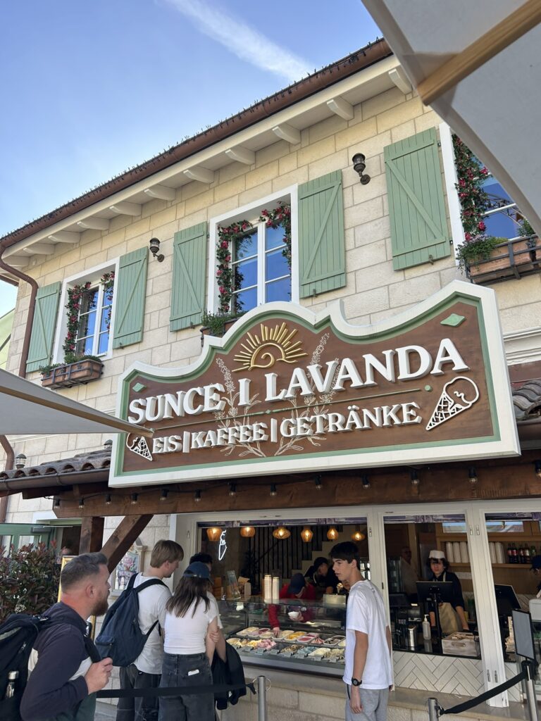 Europa-Park Sunce I Lavanda Eiscafe mit Aussicht auf Voltron
