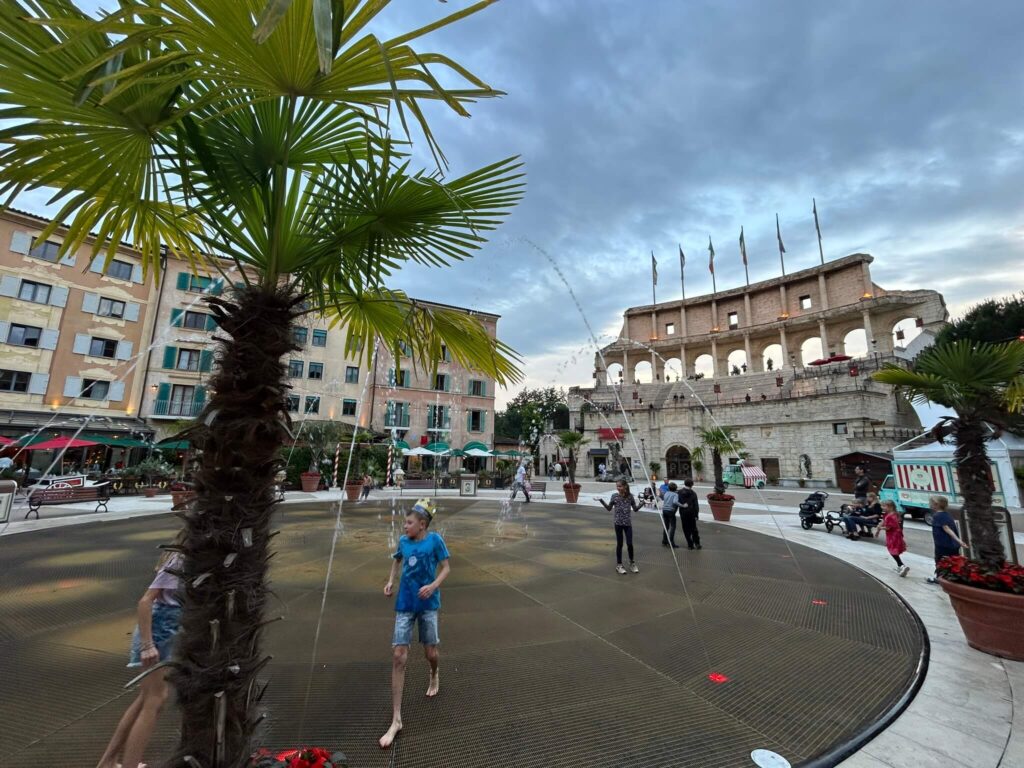 Hotel Colosseo Europapark Piazza Innenhof mit Wasserspielen