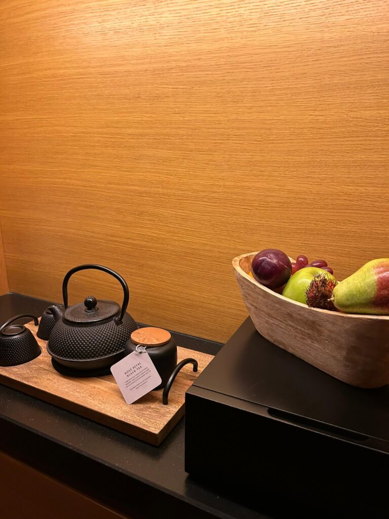 Banyan Tree Dubai -Teekanne und Obstschale