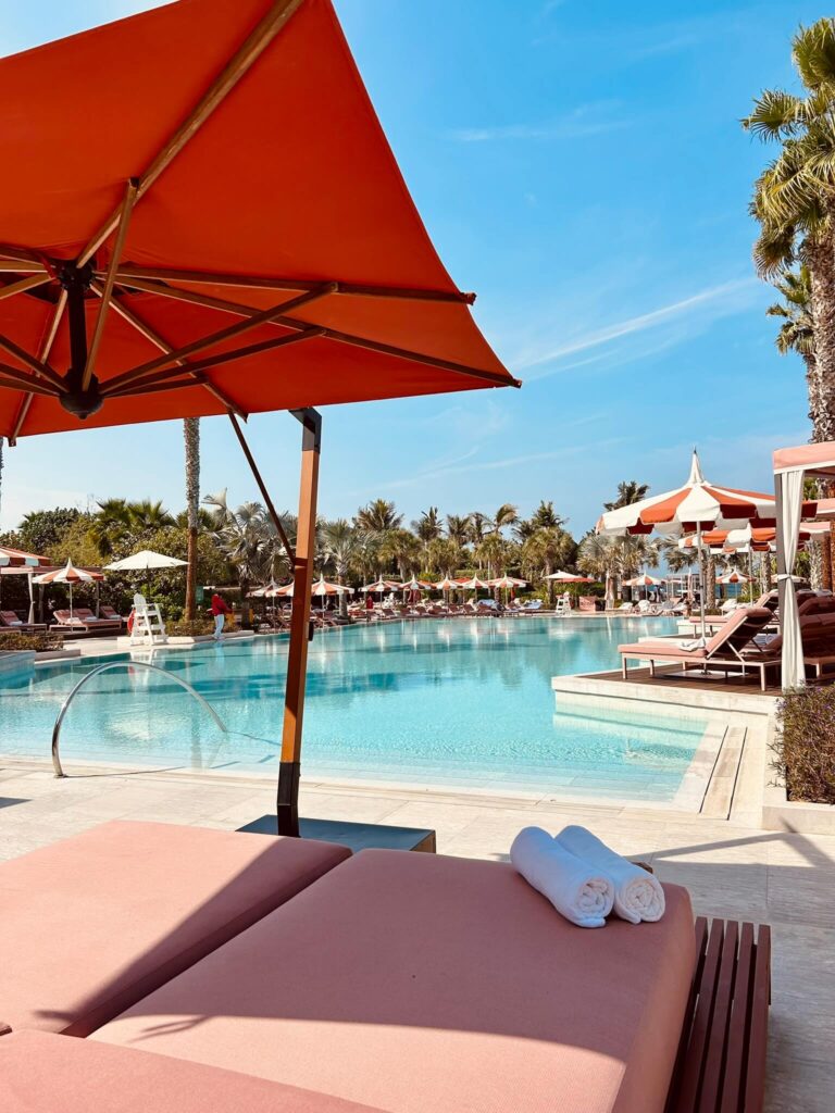 Banyan Tree Dubai Hotel Review - Pool mit Liegen und Sonnenschirmen