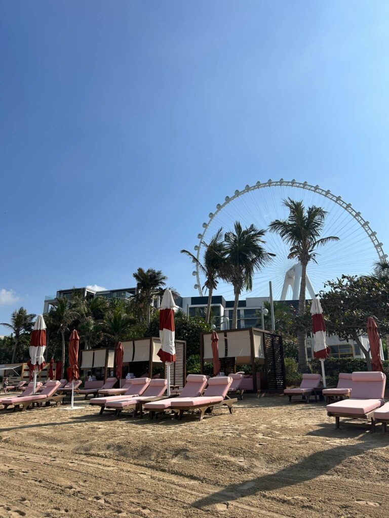 Banyan Tree Dubai - Strand mit Ausblick aufs Ain Dubai