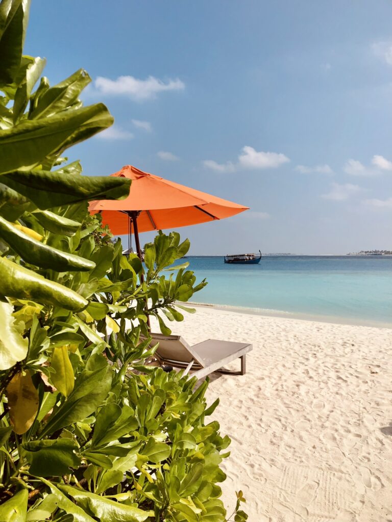 Malediven Traumurlaub mit Baby - privater Strand und türkises Wasser