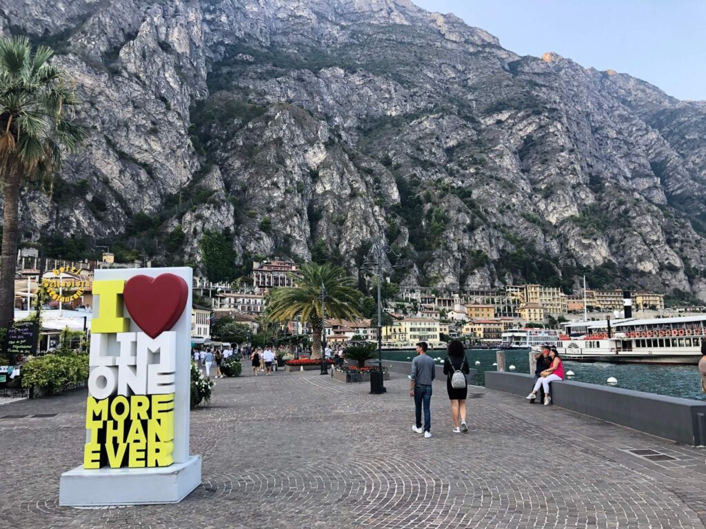 Limone am Gardasee - Uferpromenade mit steilen Bergen im Hintergrund