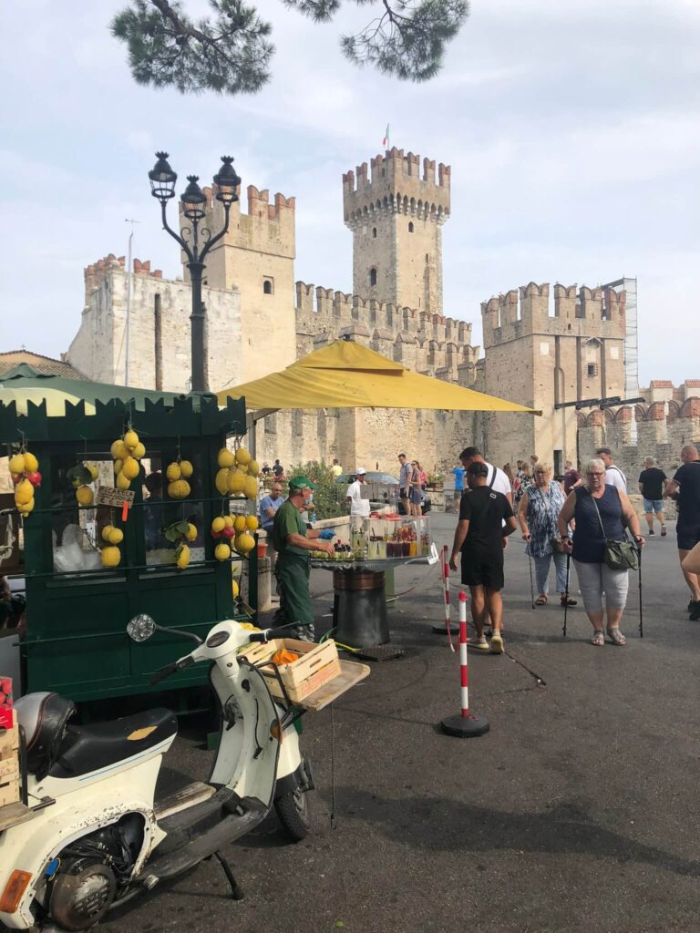 Sirmione am Gardasee - Eingang in die Altstadt mit Burg