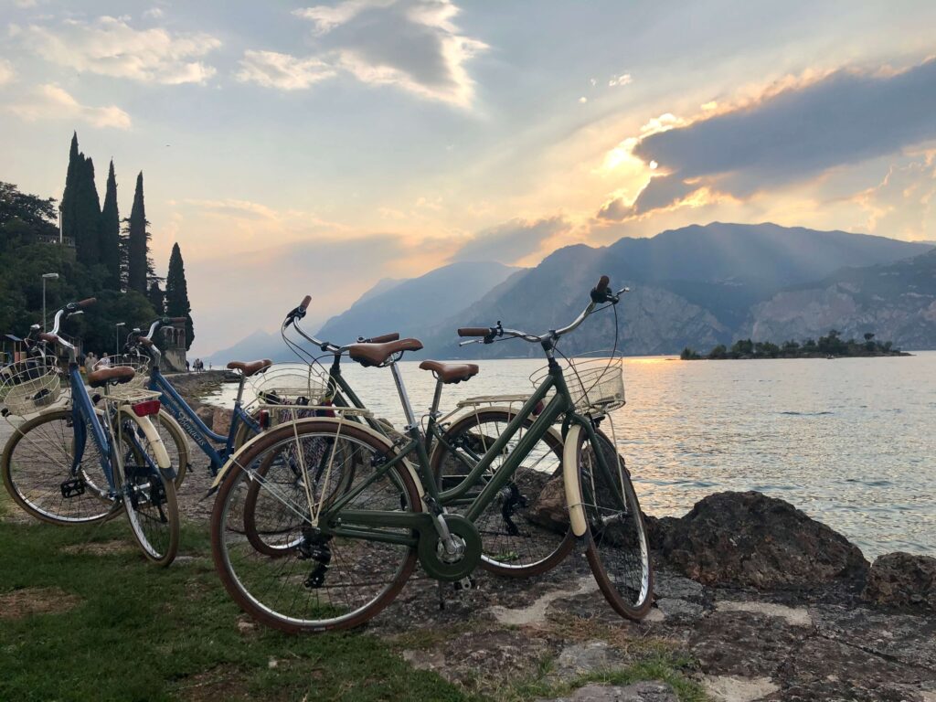 Fahrrad fahren am Gardasee - Fahrräder am See bei Sonnenuntergang