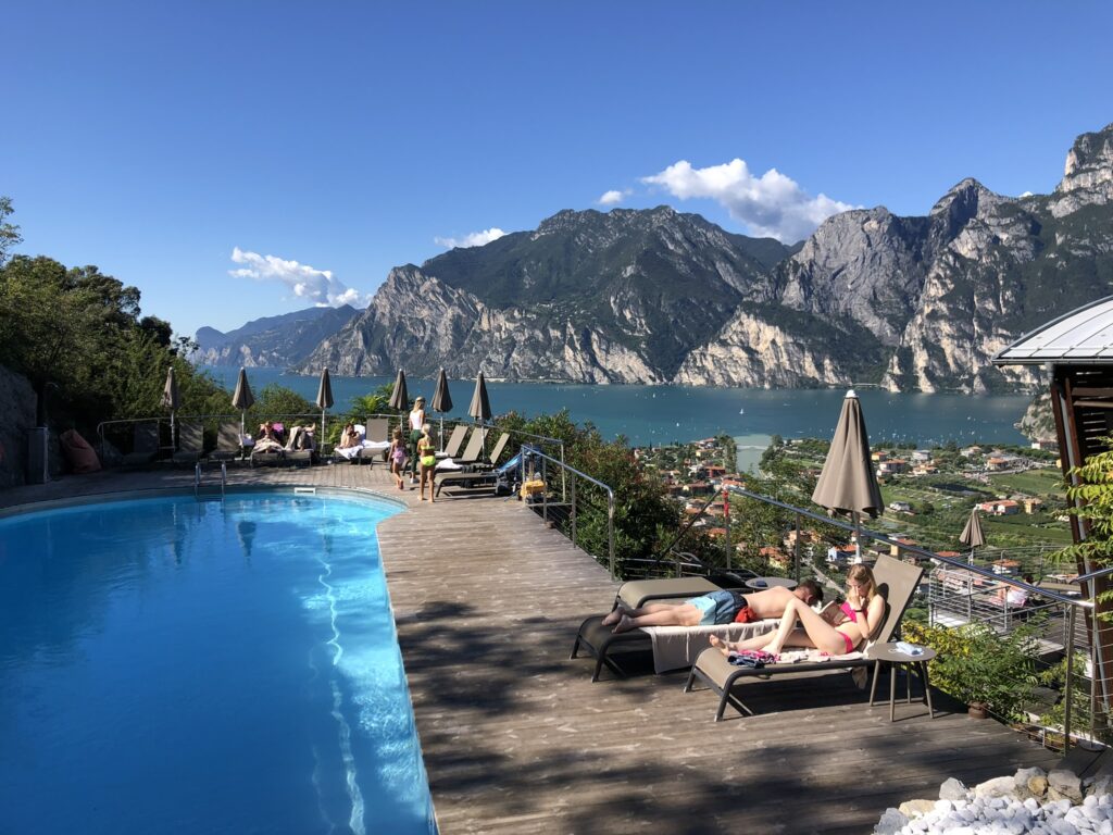 Hoteltipp Gardasee - Hotel Forte Charme - Panoramapool mit Blick auf den Gardasee