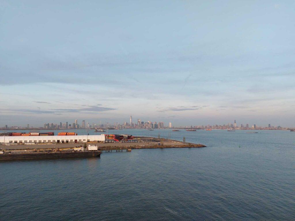 Aussicht vom Kreuzfahrt Hafen Bayonne auf New York City Skyline