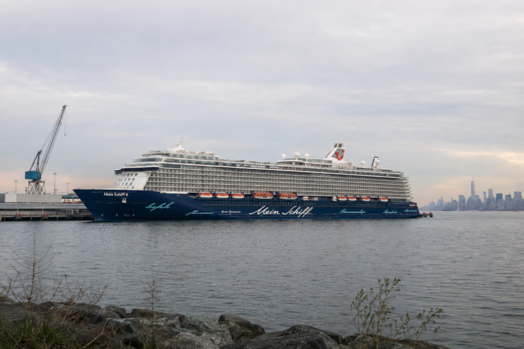 Mein Schiff 6 im Hafen von Bayonne New York
