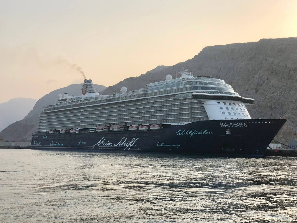 Mein Schiff im Hafen von Khasab