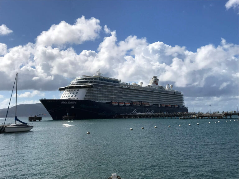 Kreuzfahrt Mein Schiff - Schiff im Hafen